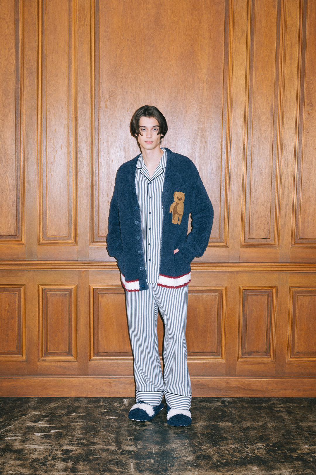 セットアップを着た男性モデル