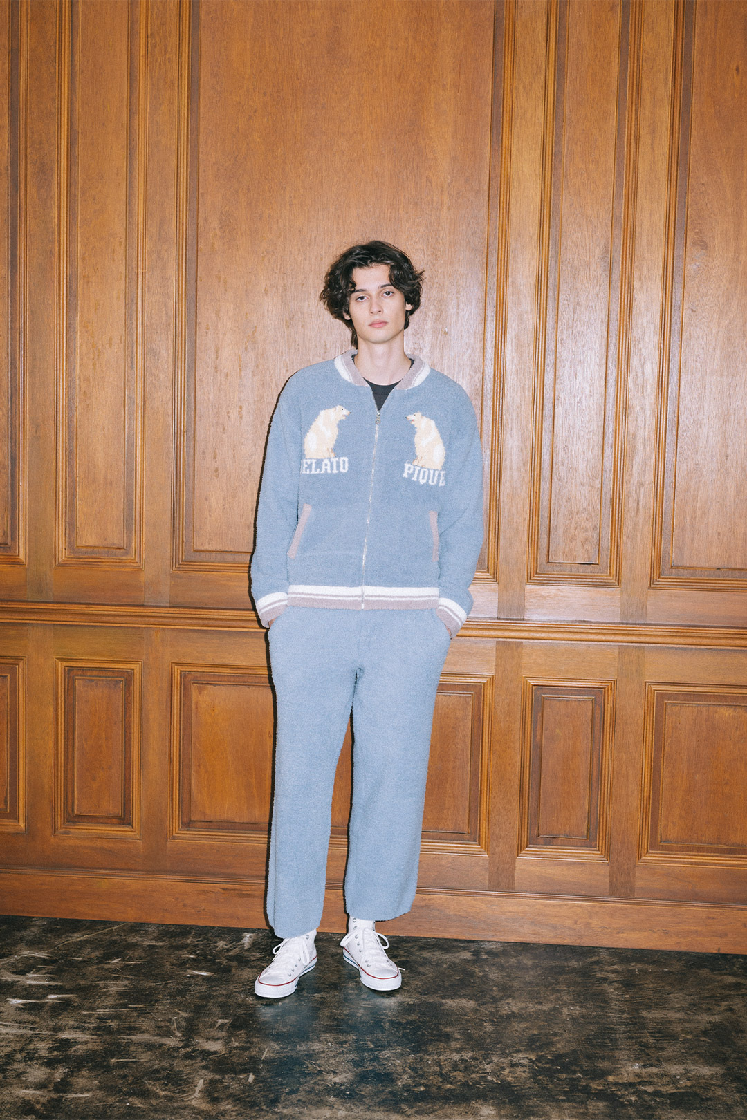 スカイブルーのセットアップを着た男性モデル