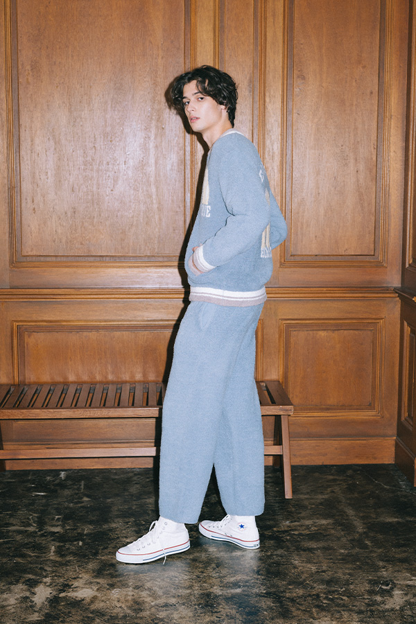 スカイブルーのセットアップを着た男性モデル