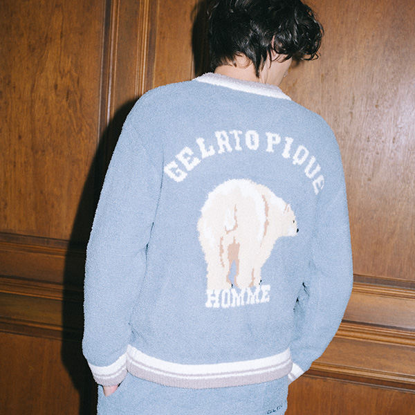 スカイブルーのセットアップを着た男性モデル