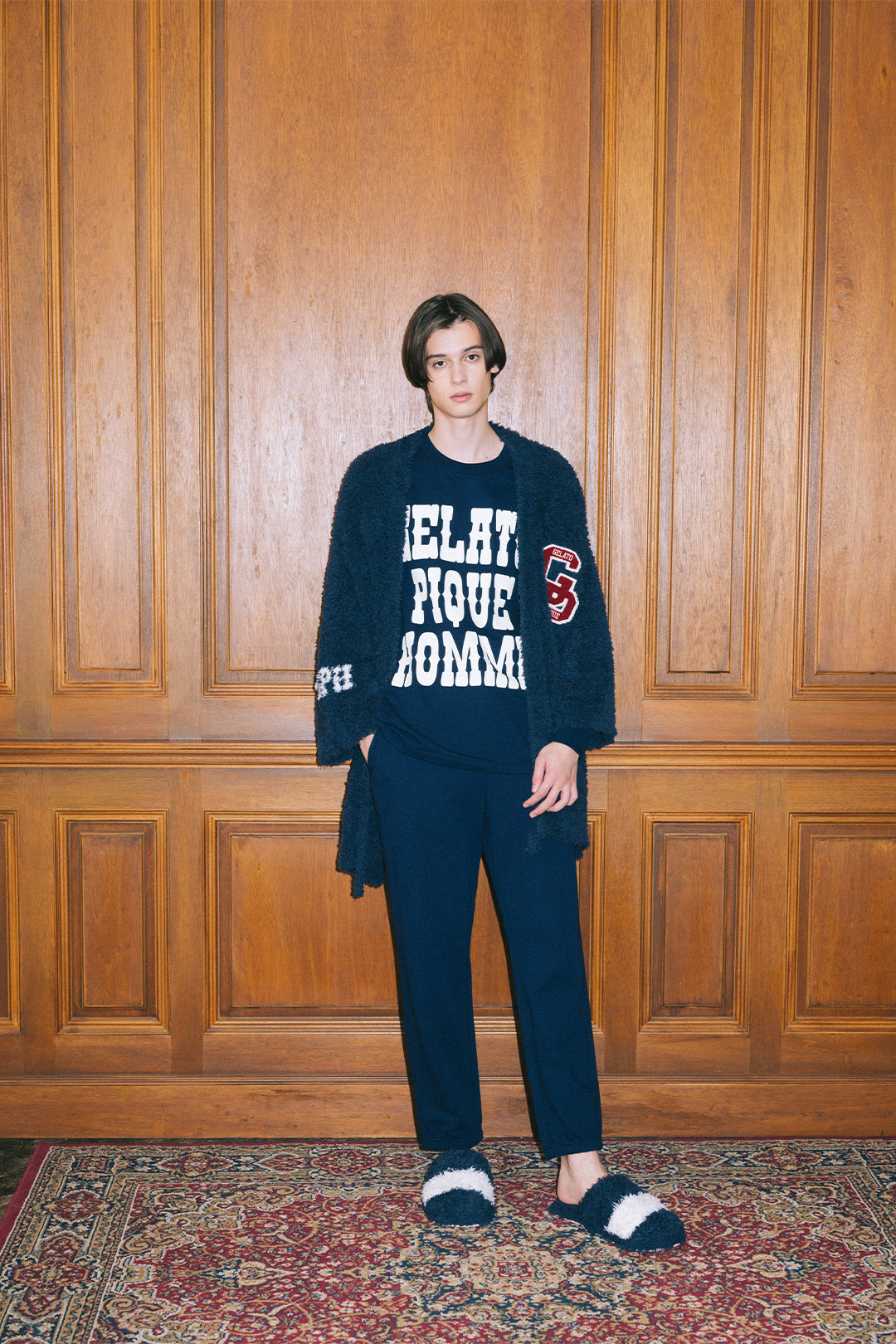 ネイビーのセットアップを着た男性モデル