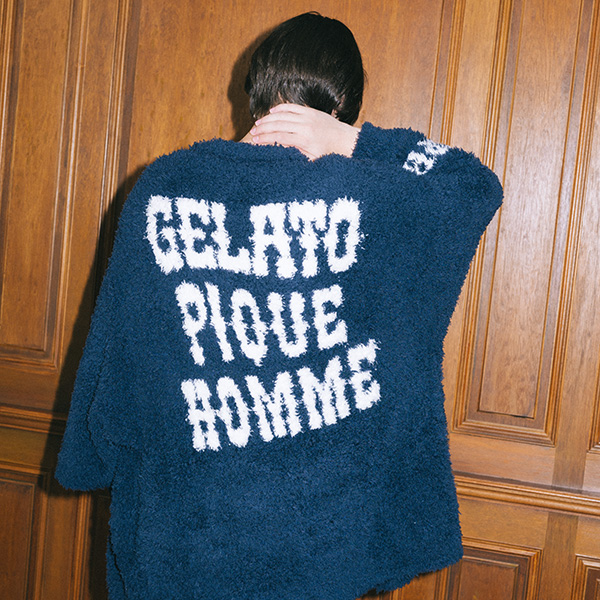 ネイビーのセットアップを着た男性モデル