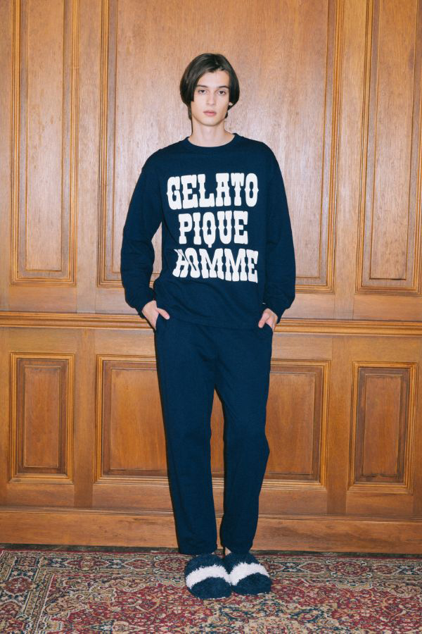 ネイビーのカーディガンを着た男性モデル