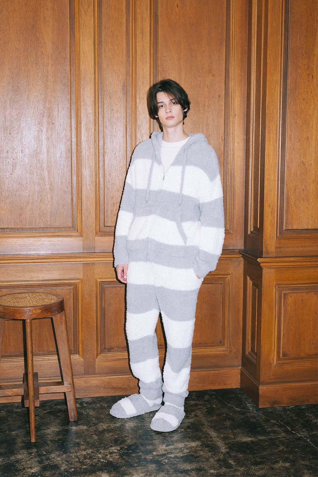 ボーダーのセットアップを着た男性モデル