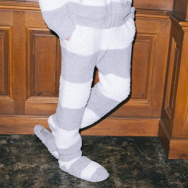 ボーダーのセットアップを着た男性モデル