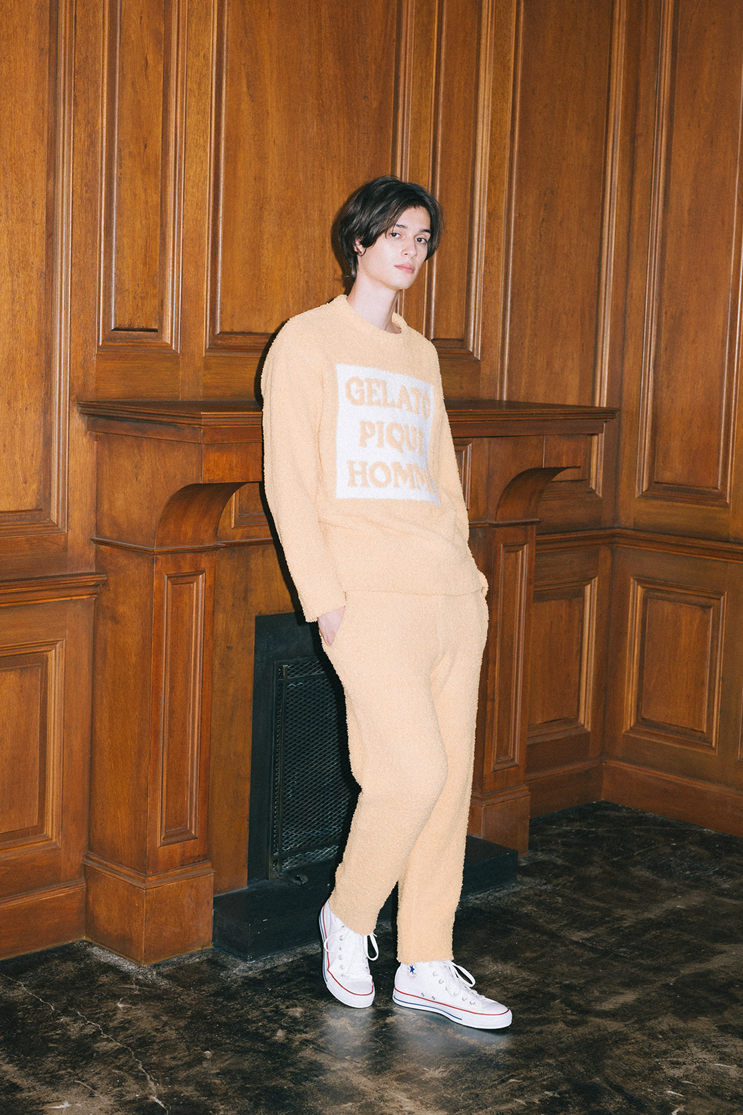 ビッグロゴのセットアップを着た男性モデル