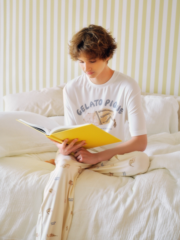 【HOMME】sleeping cat ワンポイントTシャツ&sleeping cat 総柄ロングパンツを着た男性