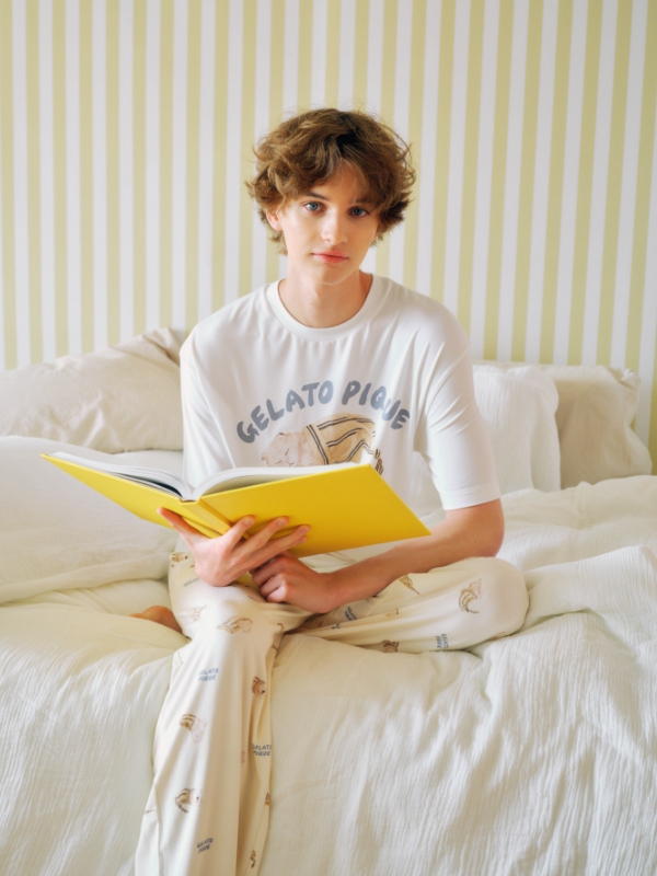【HOMME】sleeping cat ワンポイントTシャツ&sleeping cat 総柄ロングパンツを着た男性