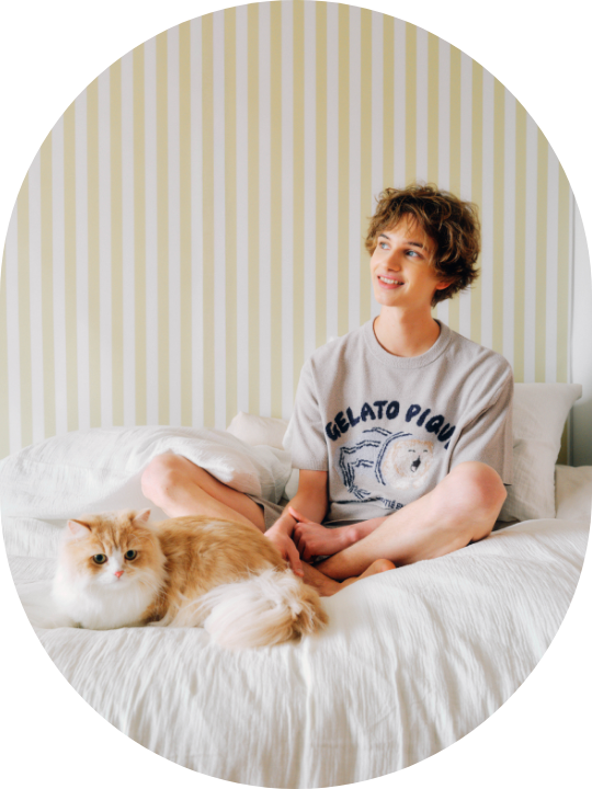【HOMME】sleeping cat ワンポイントTシャツ&sleeping cat 総柄ロングパンツを着た男性