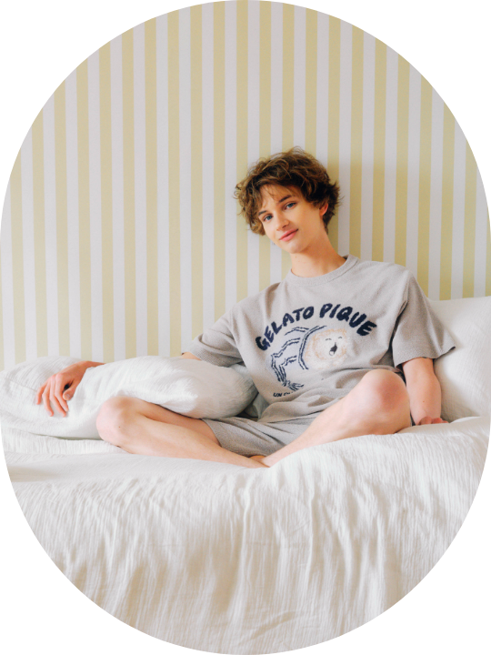 【HOMME】sleeping cat ワンポイントTシャツ&sleeping cat 総柄ロングパンツを着た男性