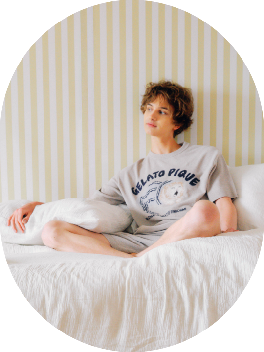 【HOMME】sleeping cat ワンポイントTシャツ&sleeping cat 総柄ロングパンツを着た男性