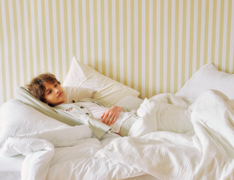 【HOMME】sleeping cat ジャガードカーディガン&ロゴジャガードハーフパンツを着た男性