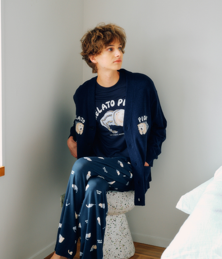 【【HOMME】sleeping cat ジャガードカーディガン&【ONLINE限定】【HOMME】sleeping cat ワンポイントTシャツ＆総柄ロングパンツセットを着た男性