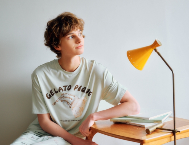 【HOMME】sleeping cat ワンポイントTシャツ&【HOMME】sleeping cat 総柄ロングパンツを着た男性