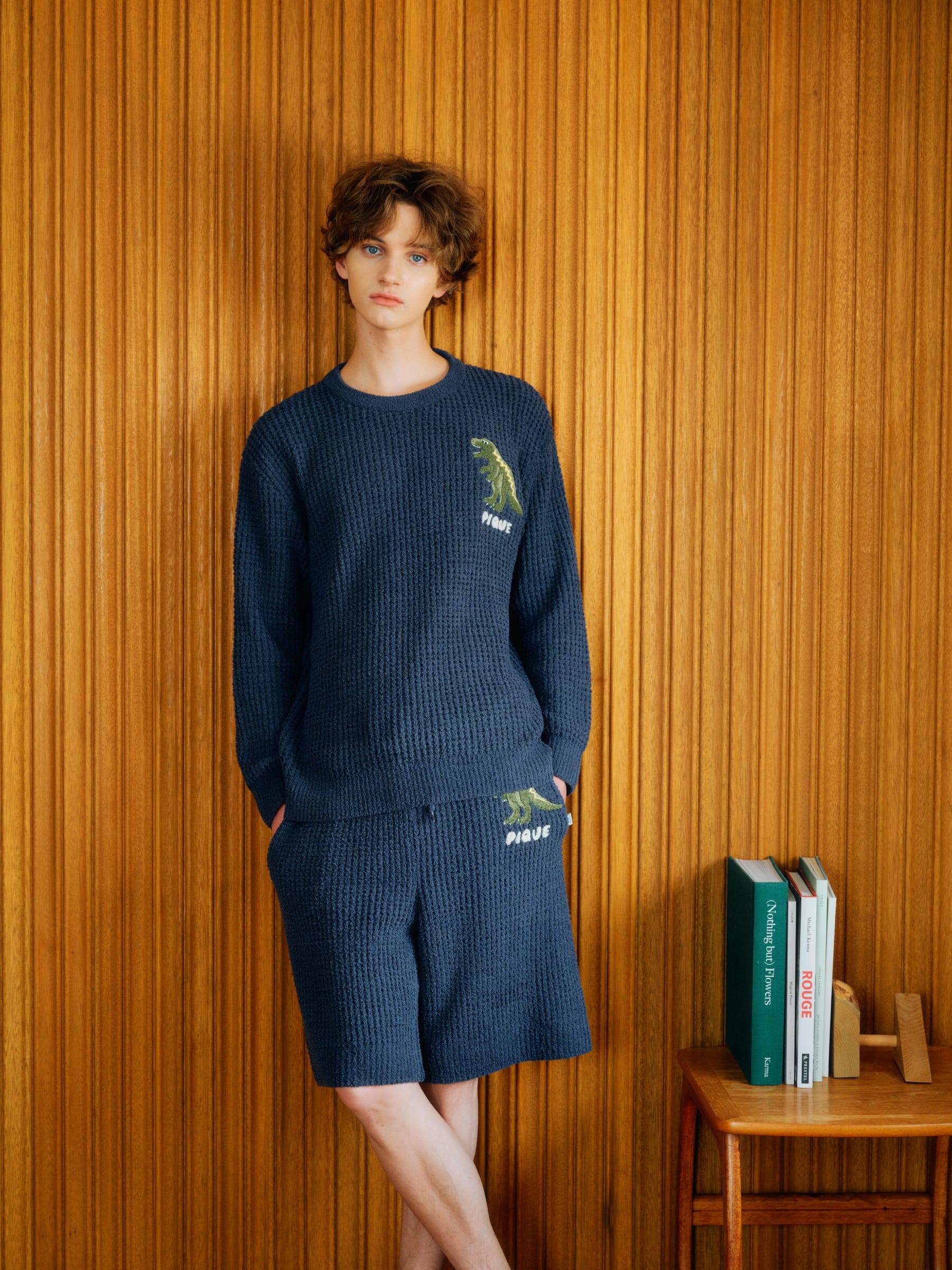 【HOMME】ワッフルダイナソープルオーバー&ワッフルダイナソーハーフパンツ&ロゴラインソックス&スムーズィーliteルームシューズを着た男性