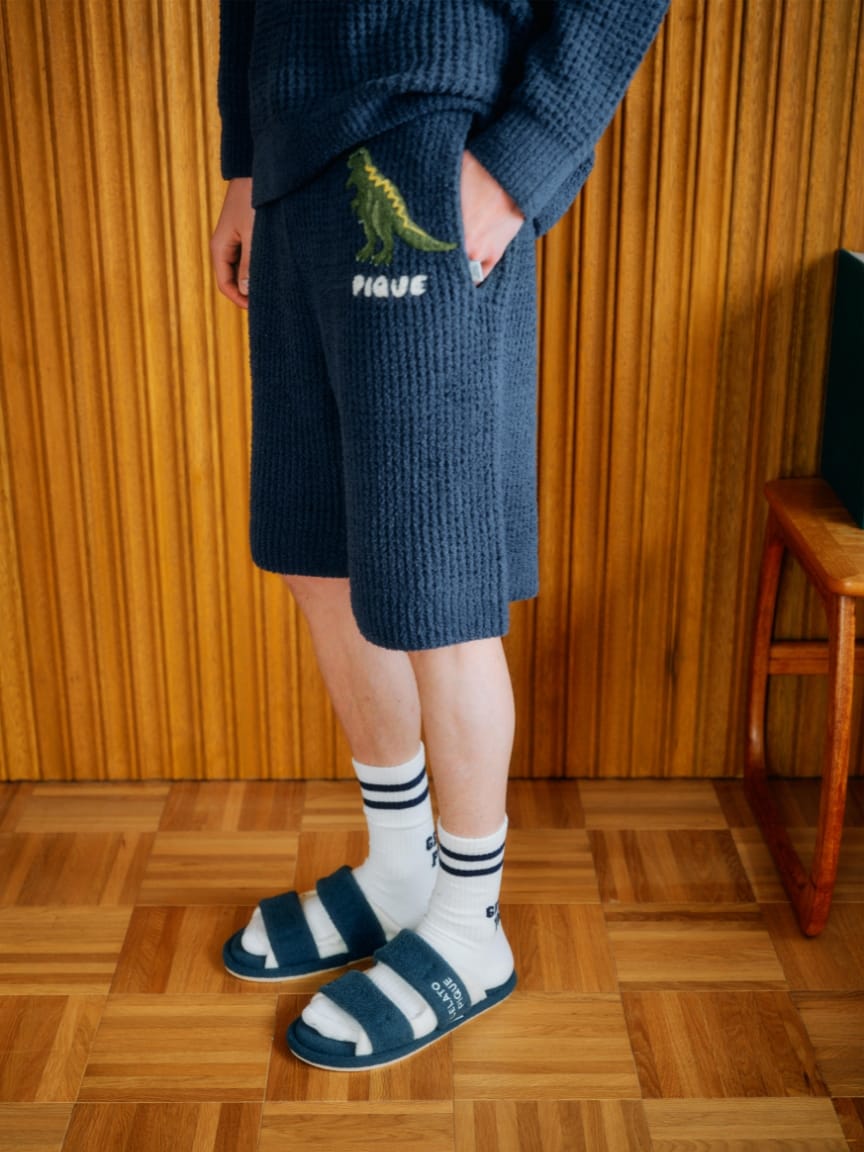 【HOMME】ワッフルダイナソープルオーバー&ワッフルダイナソーハーフパンツ&ロゴラインソックス&スムーズィーliteルームシューズを着た男性