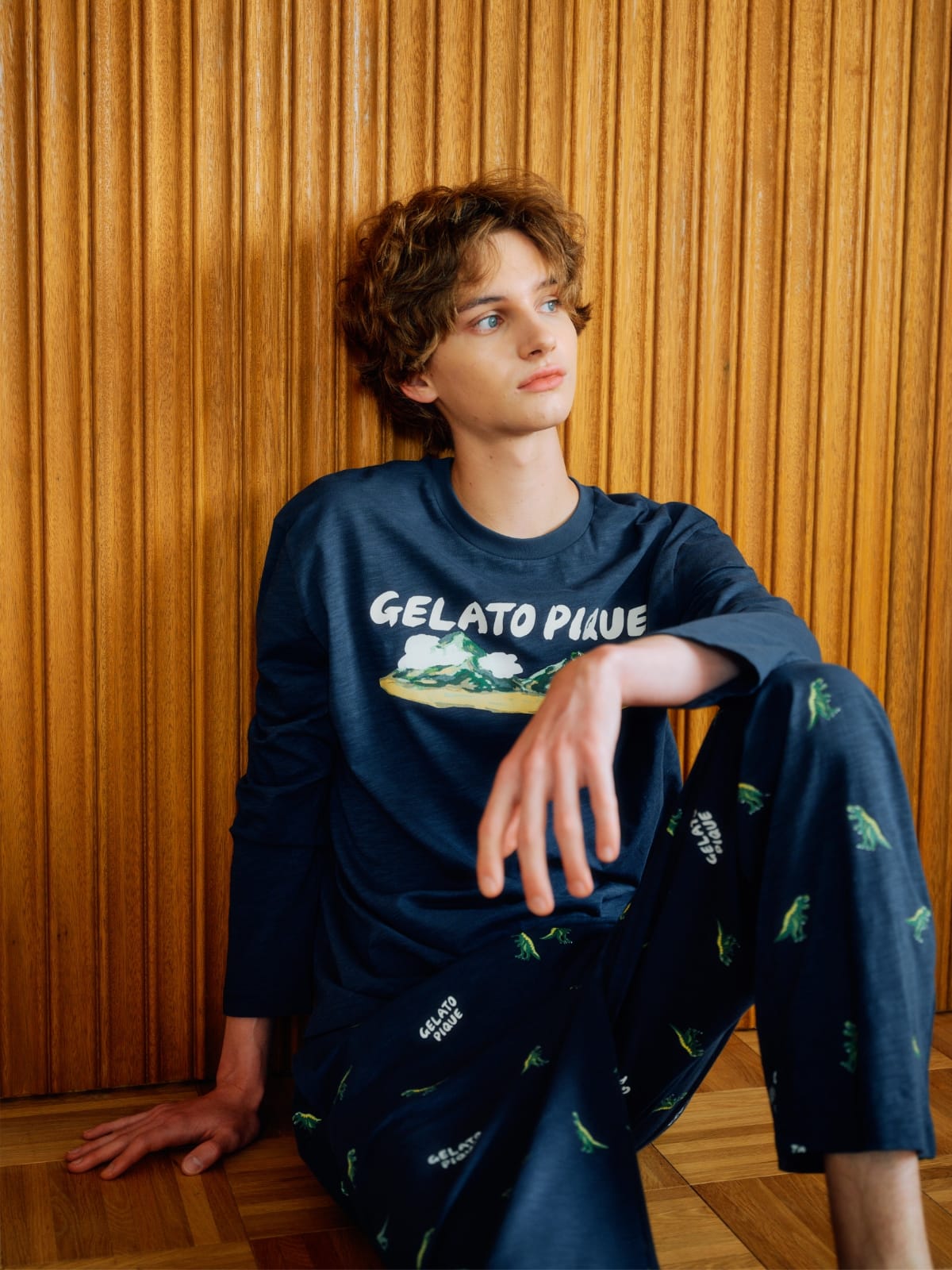 【HOMME】ワッフルダイナソープルオーバー&ワッフルダイナソーハーフパンツ&ロゴラインソックス&スムーズィーliteルームシューズを着た男性