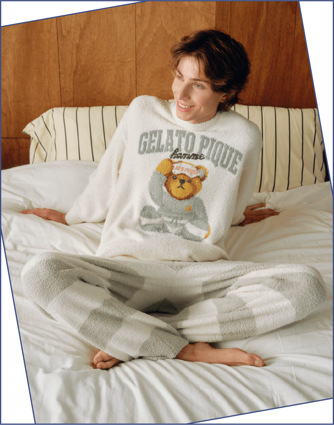 【HOMME】べビモコグッドモーニングベアプルオーバー＆【HOMME】べビモコグッドモーニングベアロングパンツを着た男性