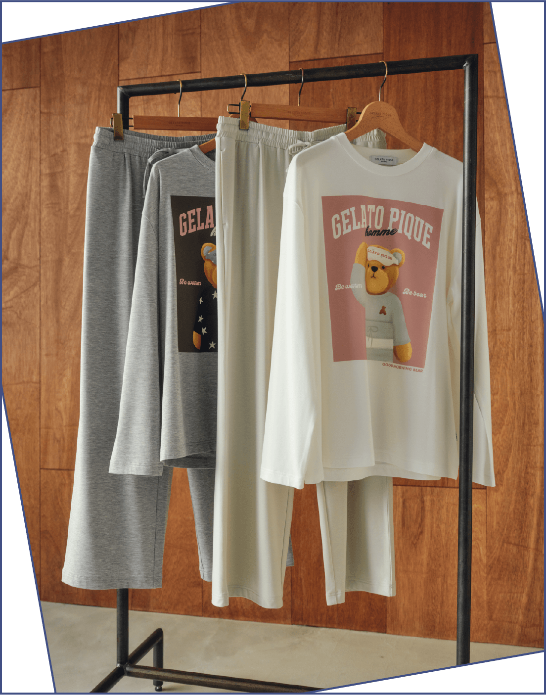 【HOMME】グッドモーニングベアレーヨンロンT＆【HOMME】グッドモーニングベアレーヨンロングパンツを着た男性