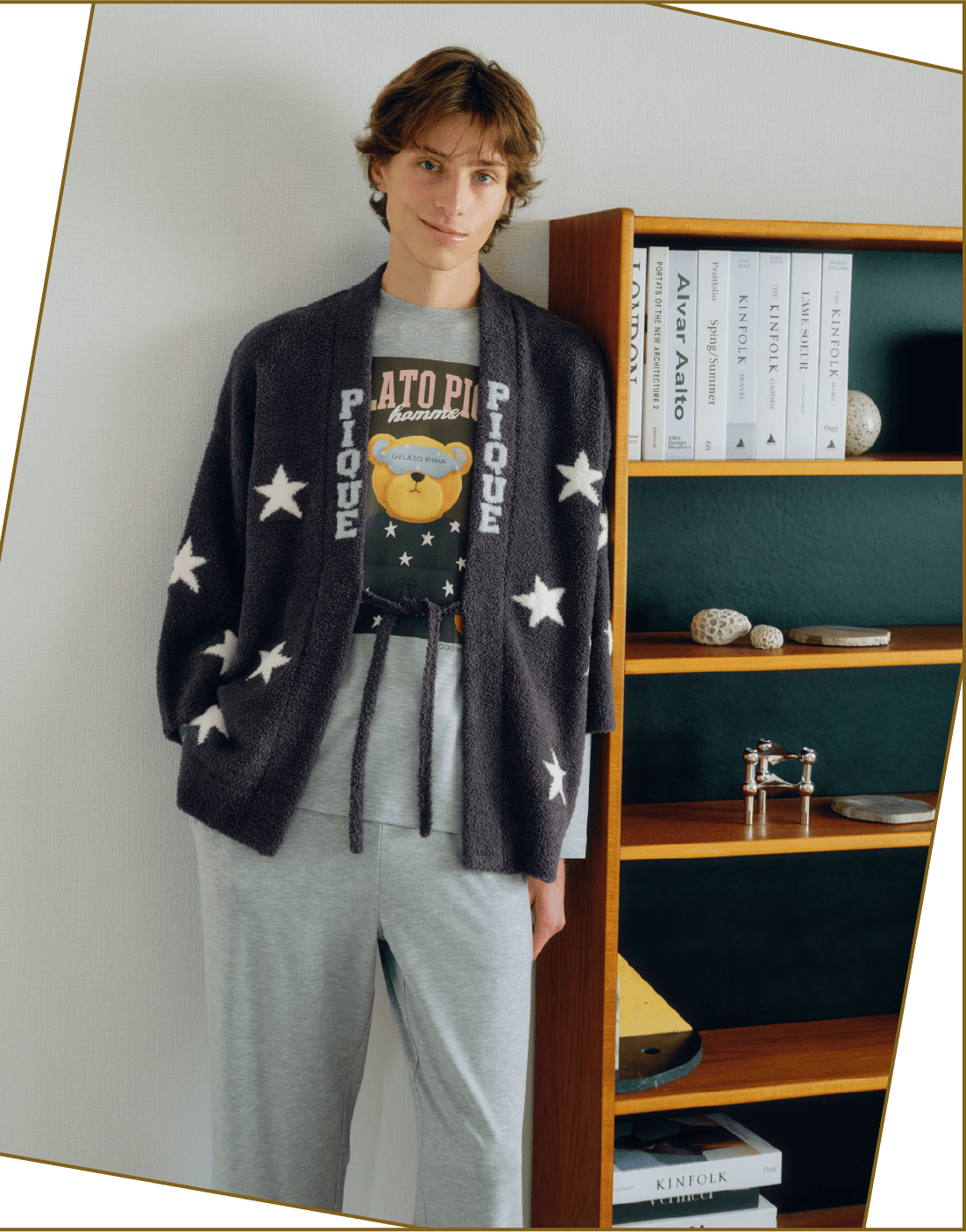 【HOMME】グッドモーニングベアレーヨンロンT＆【HOMME】グッドモーニングベアレーヨンロングパンツを着た男性