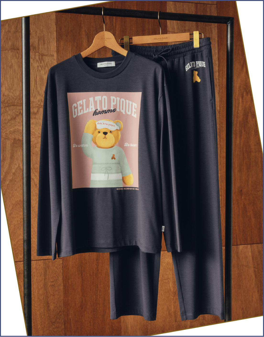 【HOMME】グッドモーニングベアレーヨンロンT＆【HOMME】グッドモーニングベアレーヨンロングパンツを着た男性