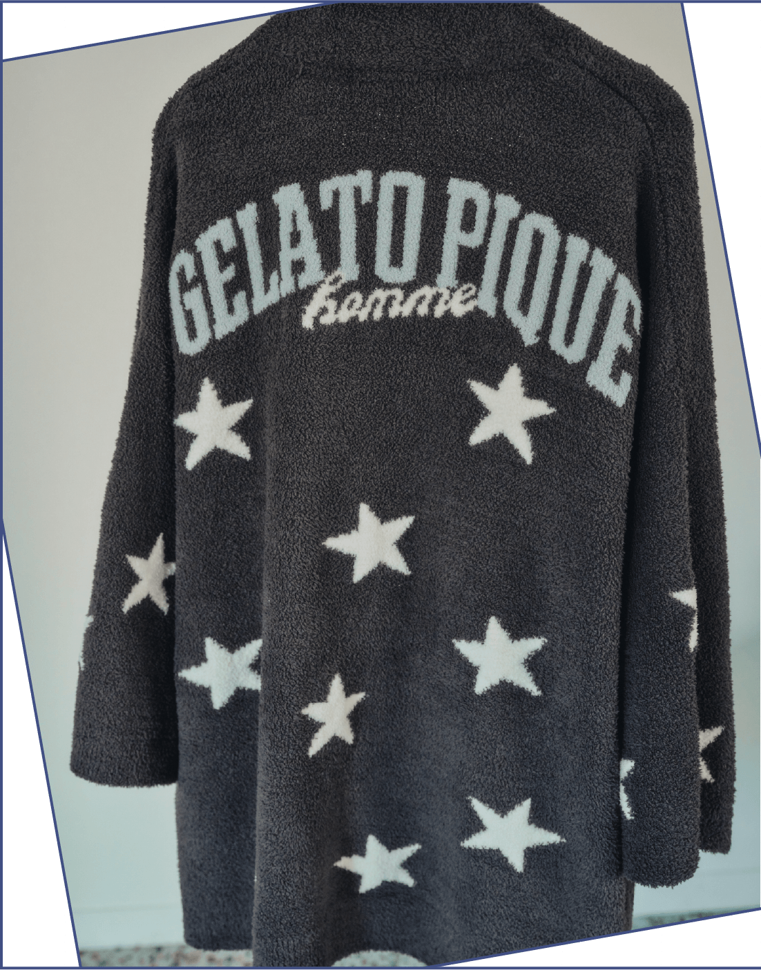 【HOMME】グッドモーニングベアレーヨンロンT＆【HOMME】グッドモーニングベアレーヨンロングパンツを着た男性