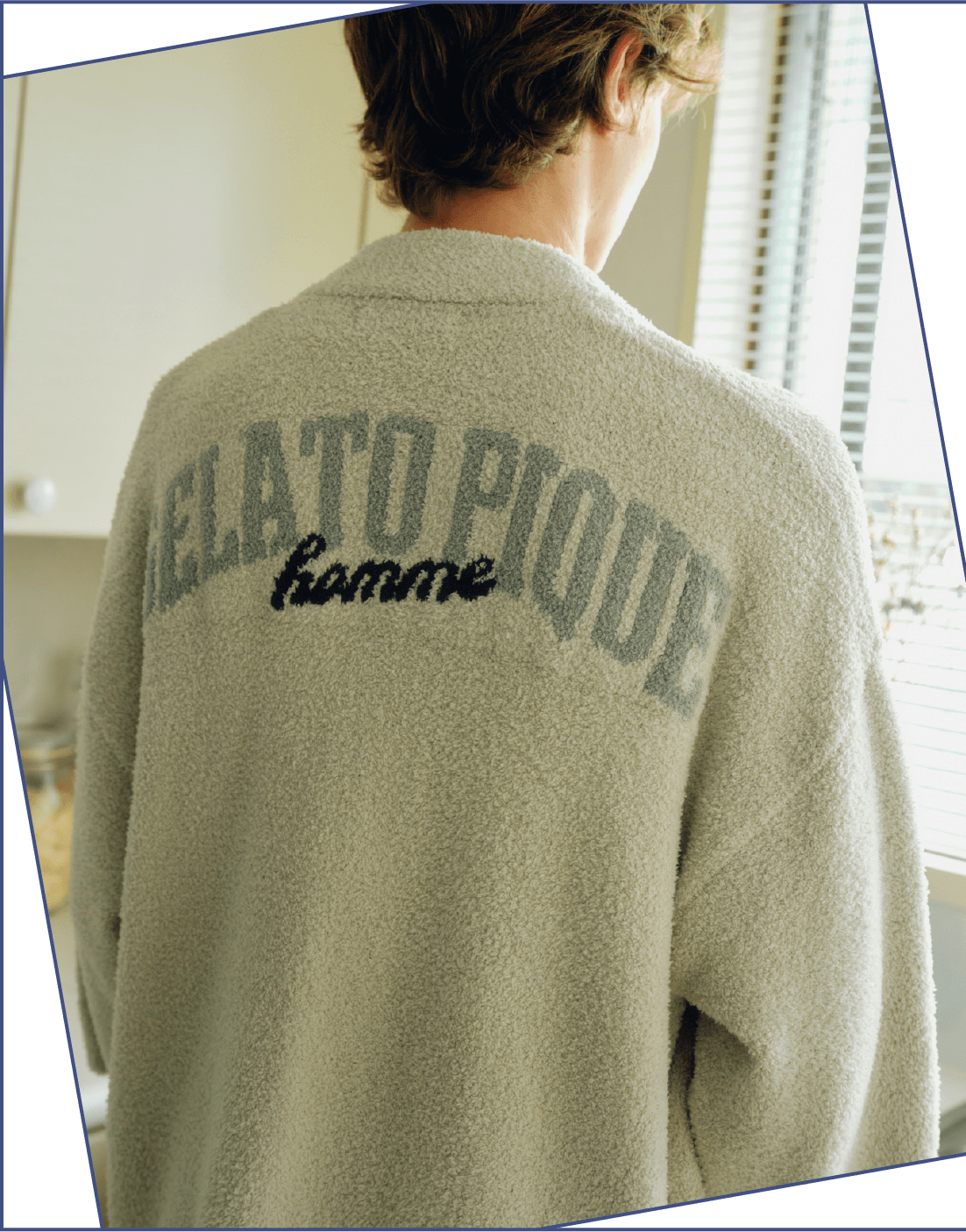 【HOMME】グッドモーニングベアレーヨンロンT＆【HOMME】グッドモーニングベアレーヨンロングパンツを着た男性