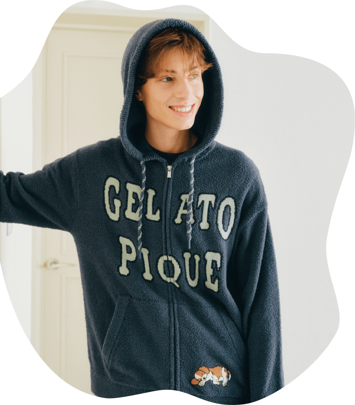 【【HOMME】エアリーモコスリーピングドッグパーカ＆【HOMME】レーヨンスリーピングドッグロンTを着た男性