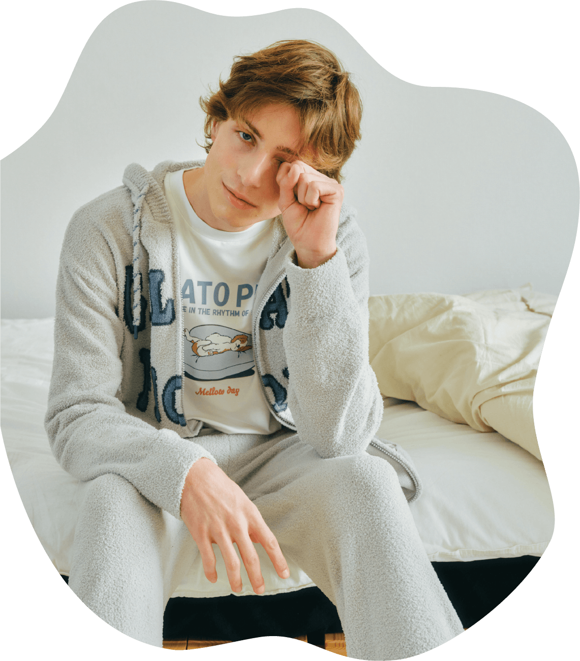 【【HOMME】エアリーモコスリーピングドッグパーカ＆【HOMME】レーヨンスリーピングドッグロンTを着た男性