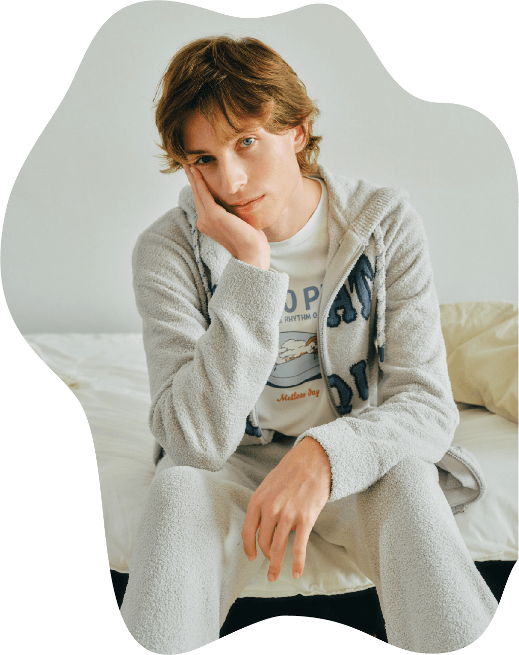 【HOMME】レーヨンスリーピングドッグロンT＆【HOMME】レーヨンスリーピングドッグ柄ロングパンツを着た男性