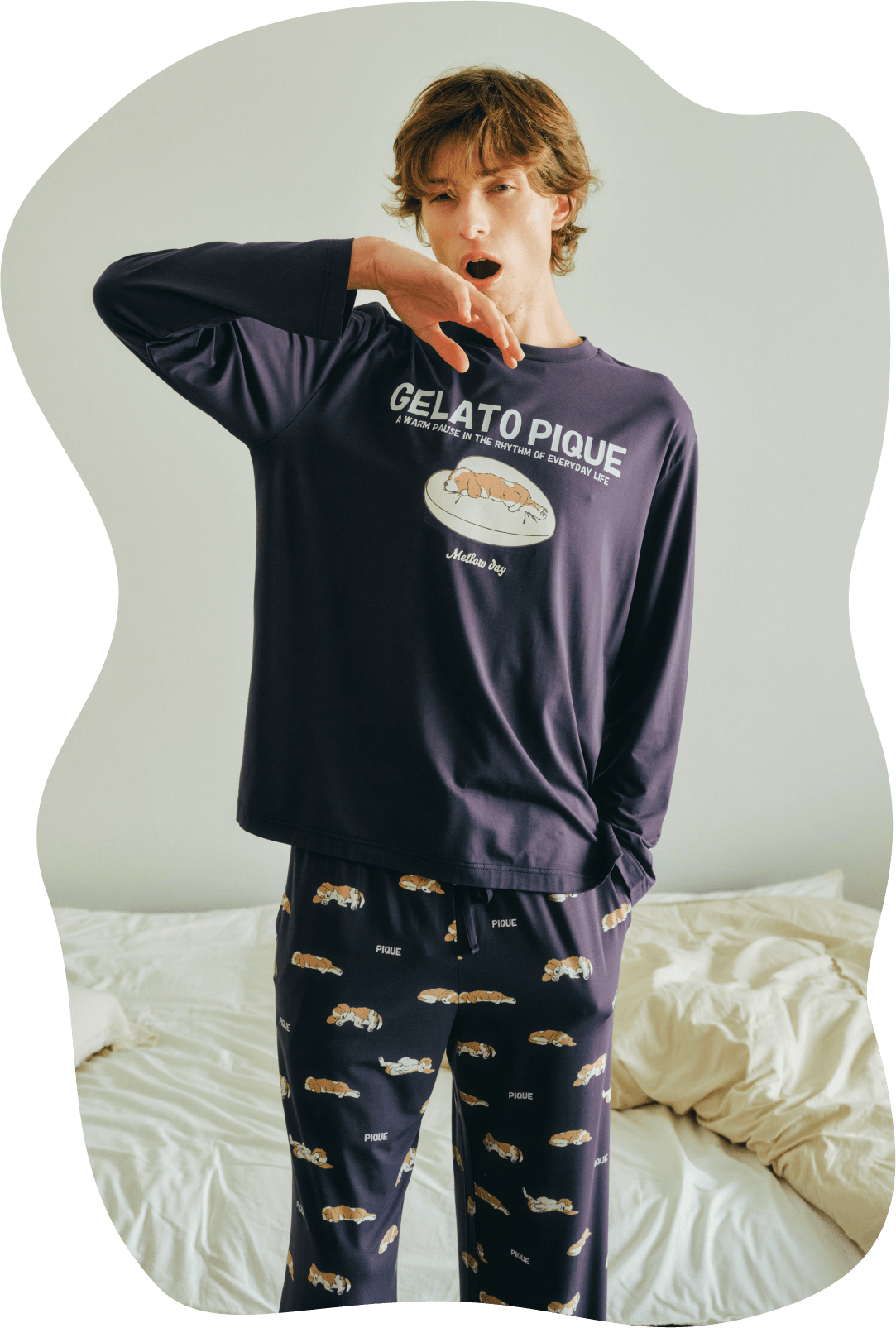 【【HOMME】レーヨンスリーピングドッグロンT＆【HOMME】レーヨンスリーピングドッグ柄ロングパンツを着た男性