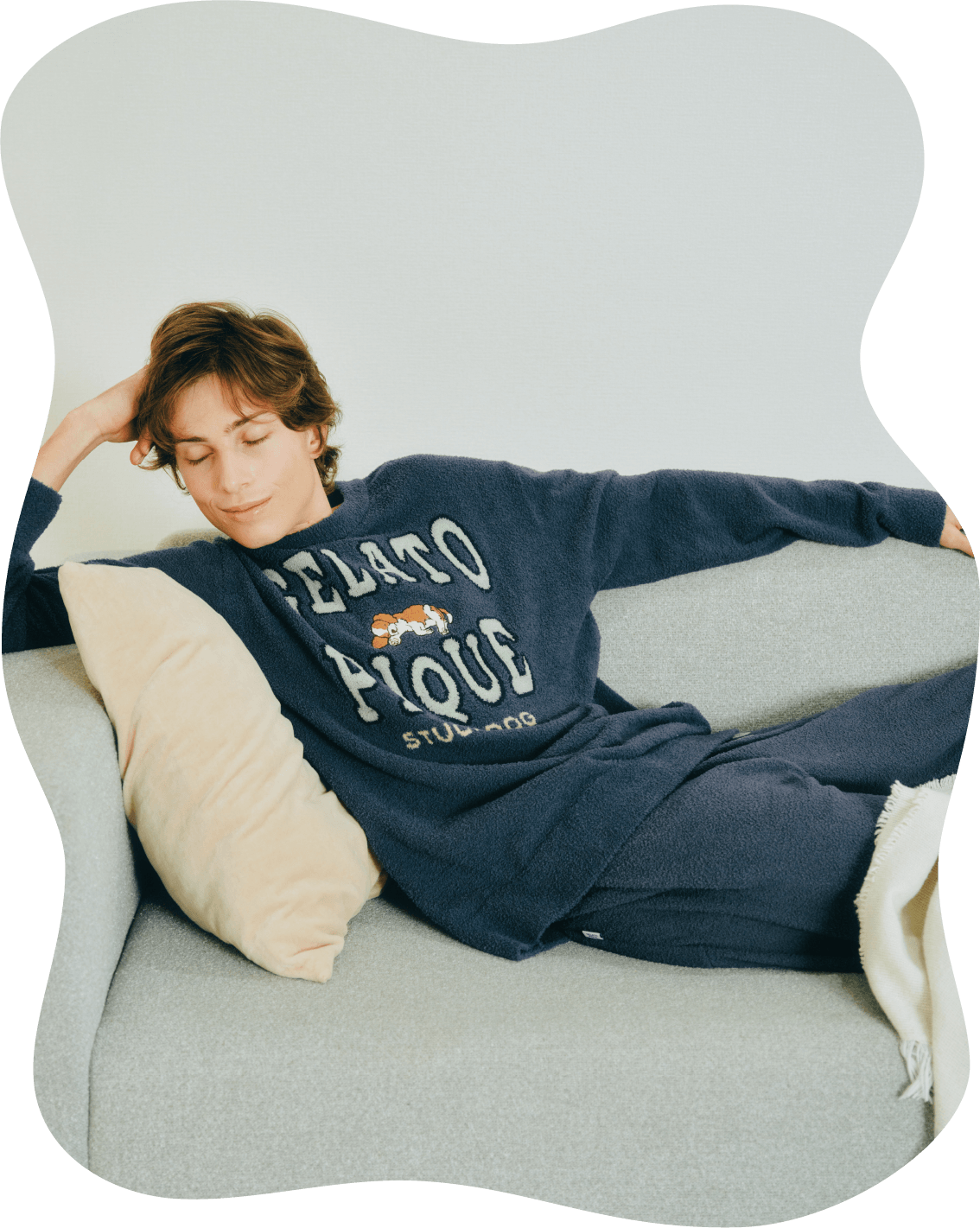 【HOMME】エアリーモコスリーピングドッグプルオーバー＆【HOMME】エアリーモコスリーピングドッグロングパンツを着用した男性