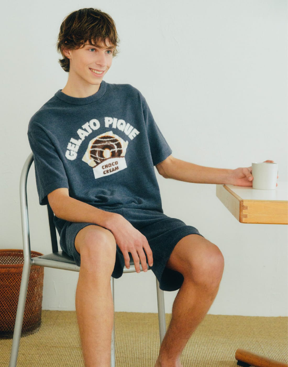 【HOMME】エアリーモコドーナツハーフパンツ&【HOMME】エアリーモコドーナツプルオーバーを着用した男性