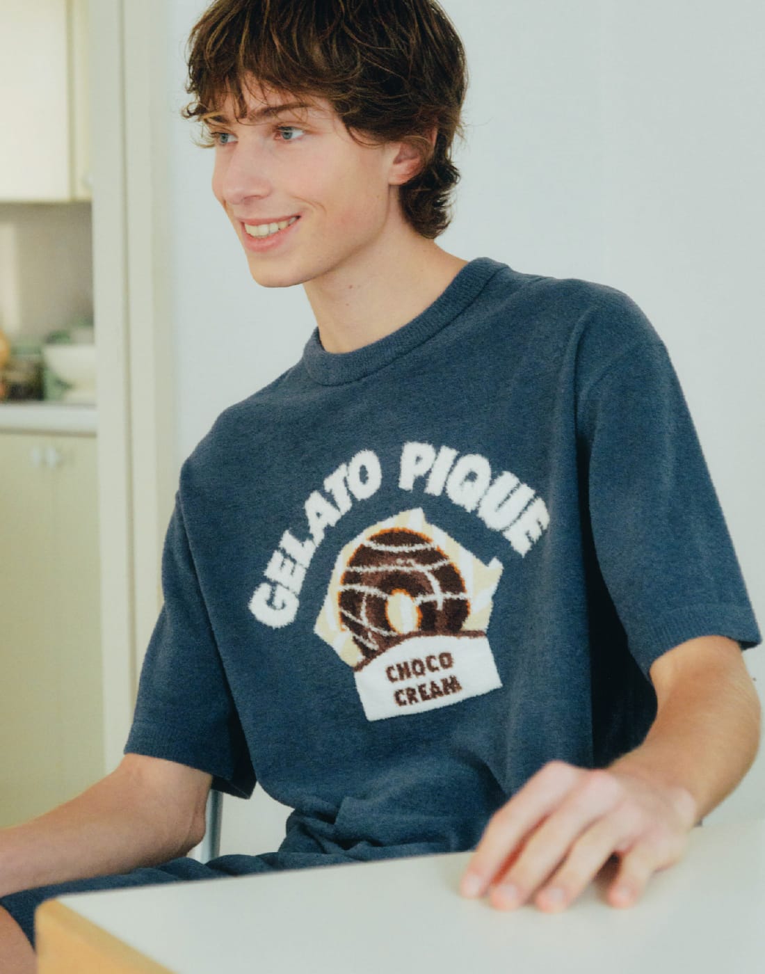 【HOMME】エアリーモコドーナツハーフパンツ&【HOMME】エアリーモコドーナツプルオーバーを着用した男性