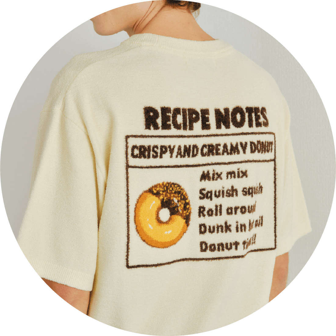 【HOMME】エアリーモコドーナツプルオーバーを着た男性