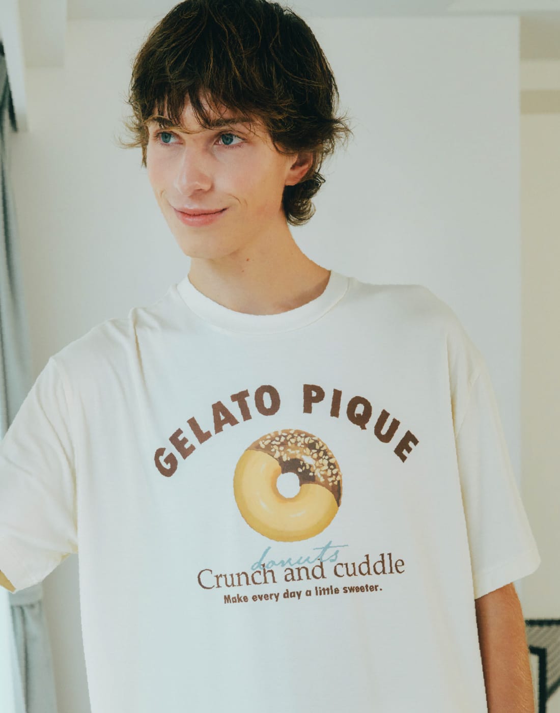 【HOMME】ドーナツワンポイントプリントTシャツ&【HOMME】ドーナツ総柄ハーフパンツを着用した男性