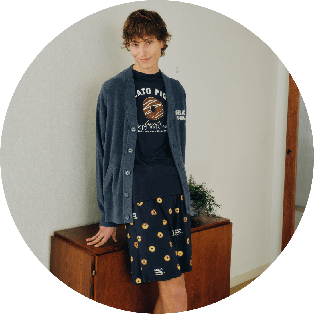 【HOMME】エアリーモコドーナツカーディガン&【HOMME】ドーナツワンポイントプリントTシャツ【HOMME】ドーナツ総柄ハーフパンツを着用した男性
