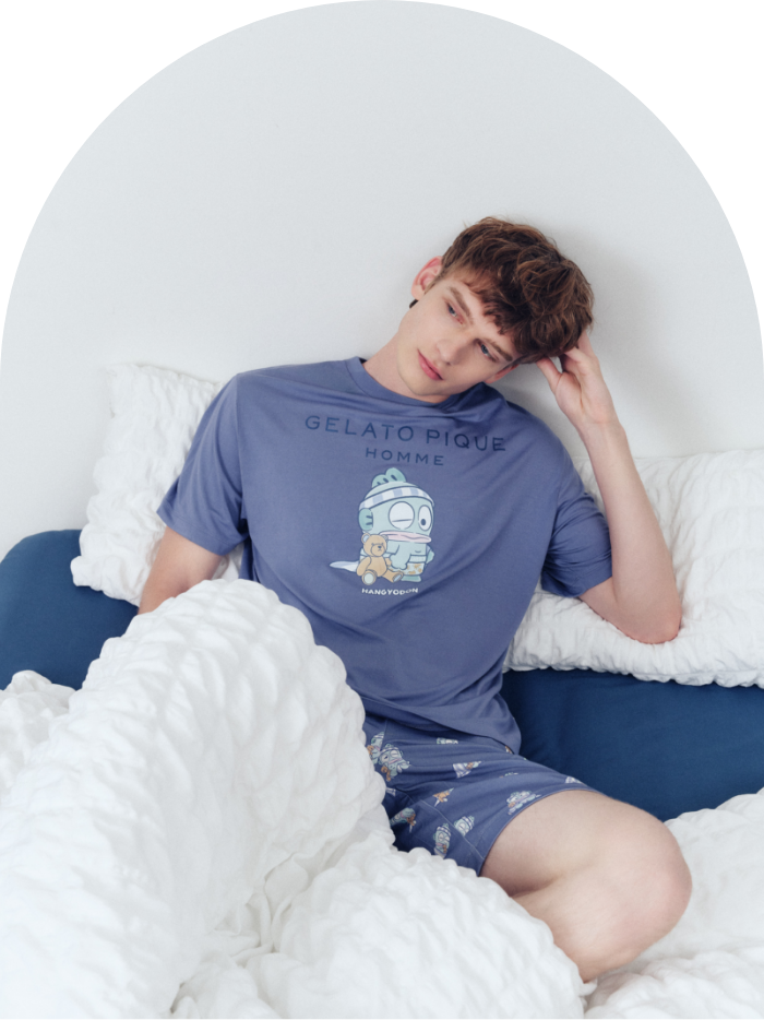 ワンポイントTシャツ&総柄ハーフパンツを着用した男性