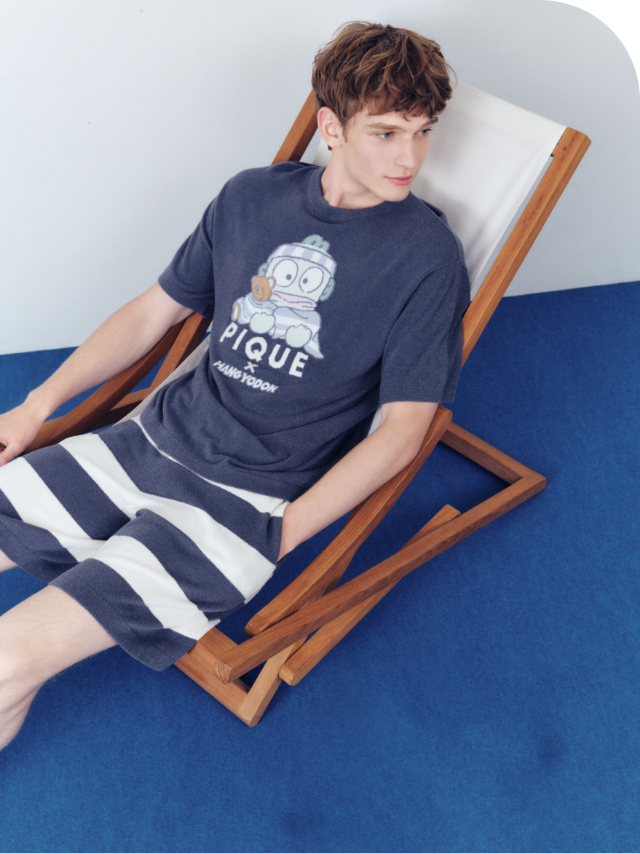 ワンポイントTシャツ&総柄ハーフパンツを着用した男性