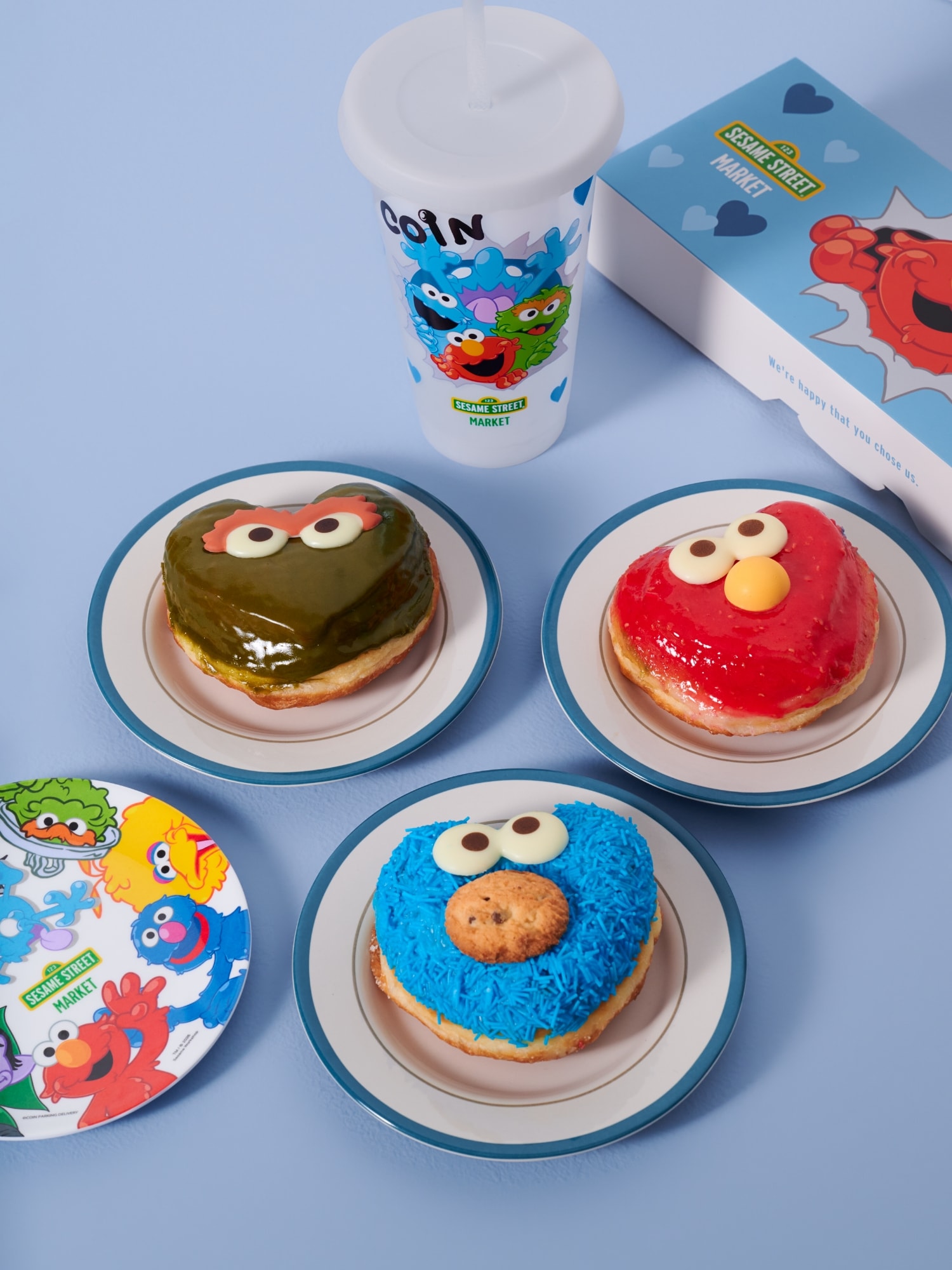 セサミキャラクターをかたどったケーキとドリンク