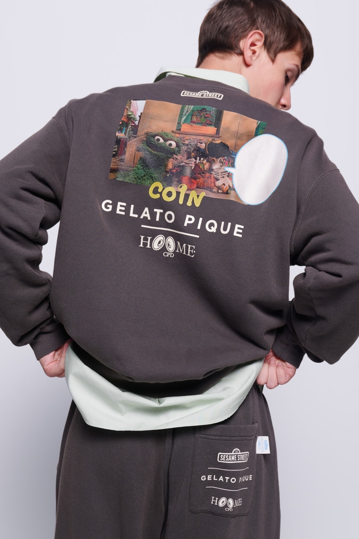 COIN GELATO PIQUE のプリント入りスウェットの後ろ姿