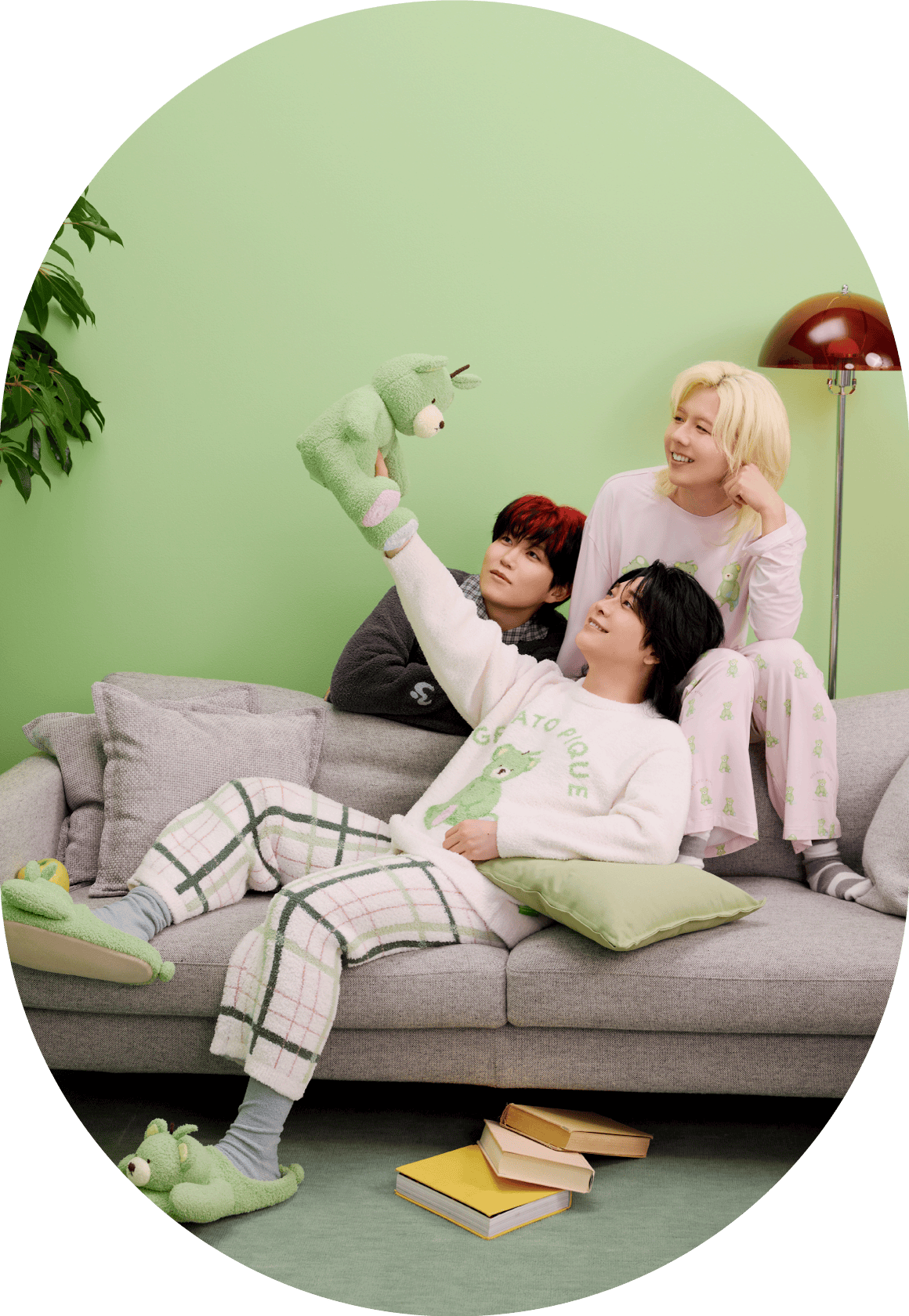 ソファに並んで座る Mrs. GREEN APPLE の3人