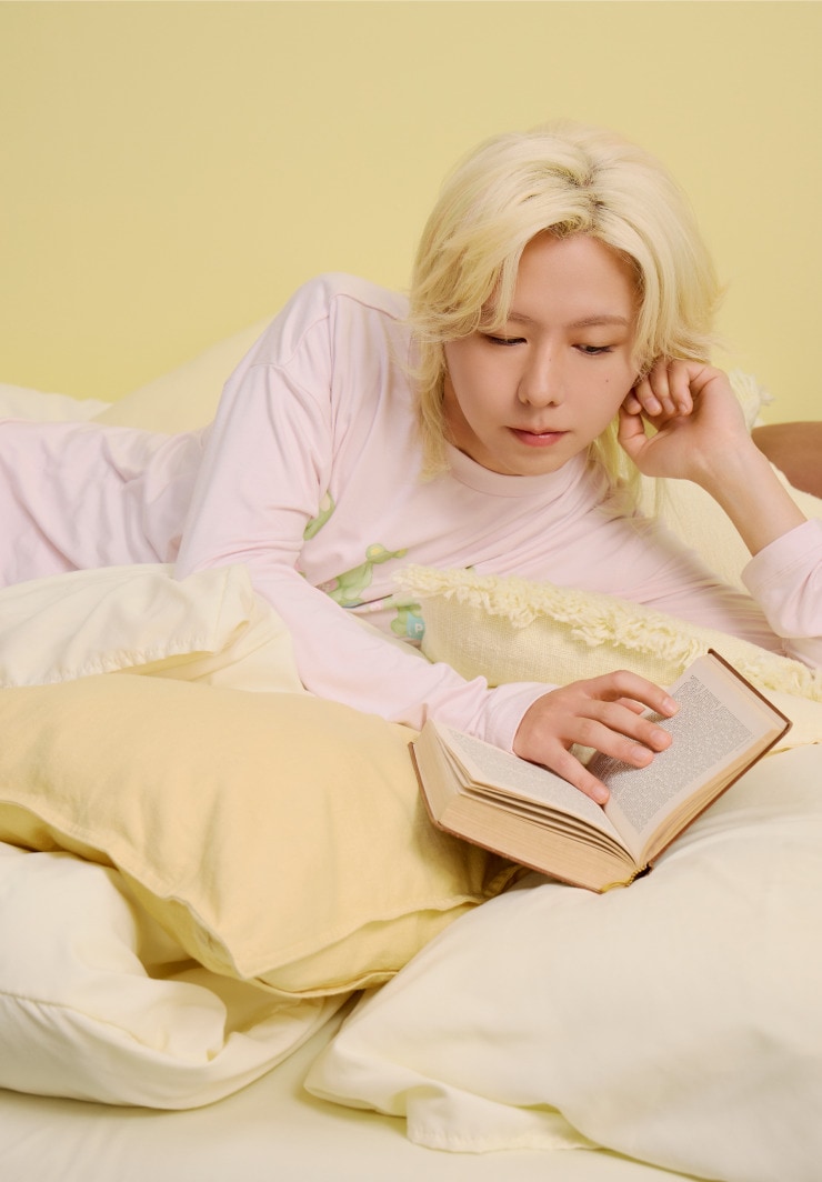 ベッドで本を読む藤澤涼架さん