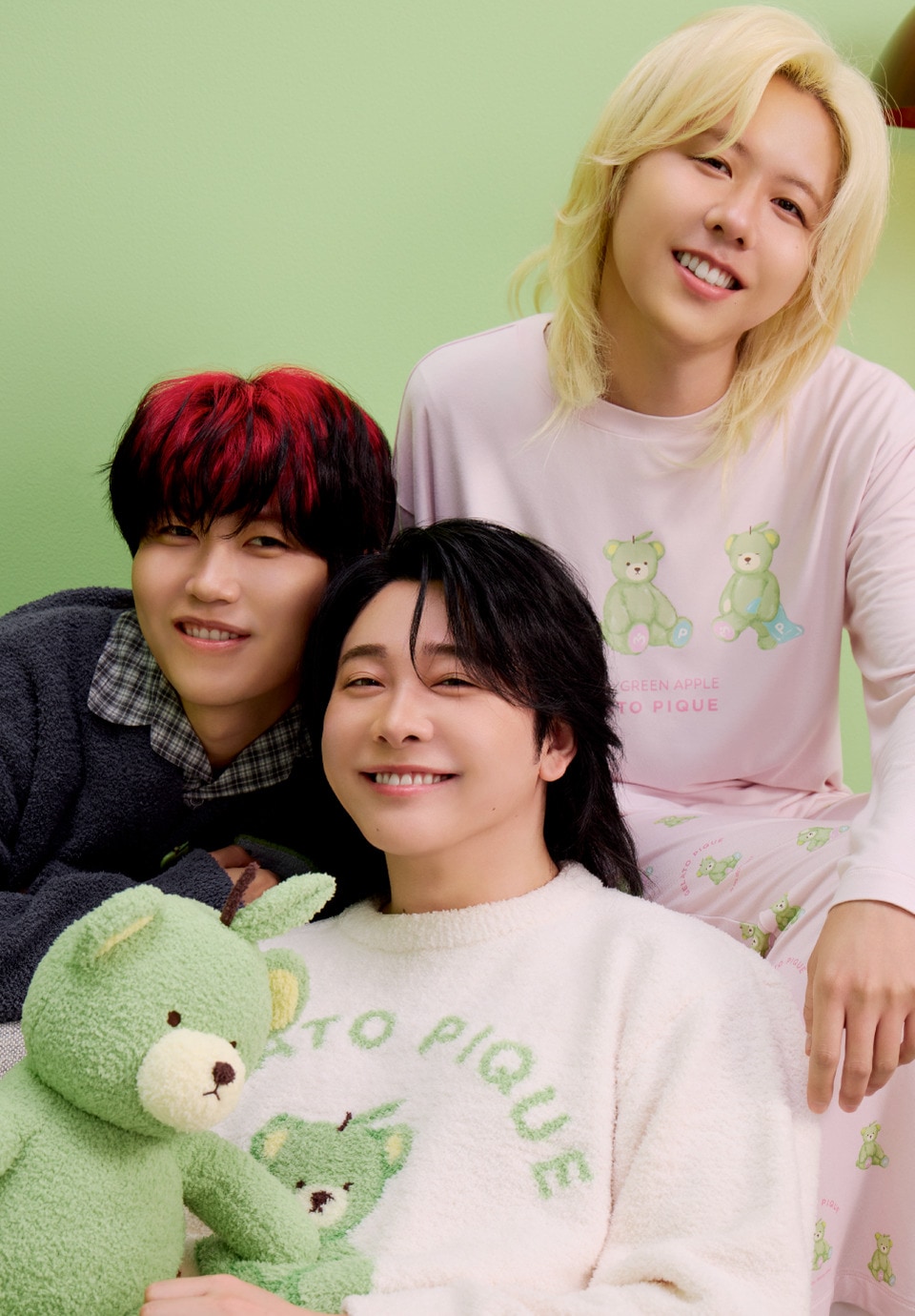 グリベアのぬいぐるみを抱えて笑う Mrs. GREEN APPLE の3人