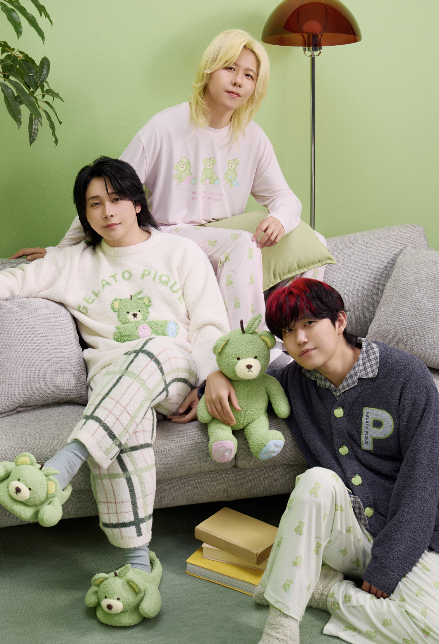 Mrs. GREEN APPLE の3人が gelato pique のルームウェアを着てソファでくつろぐ様子