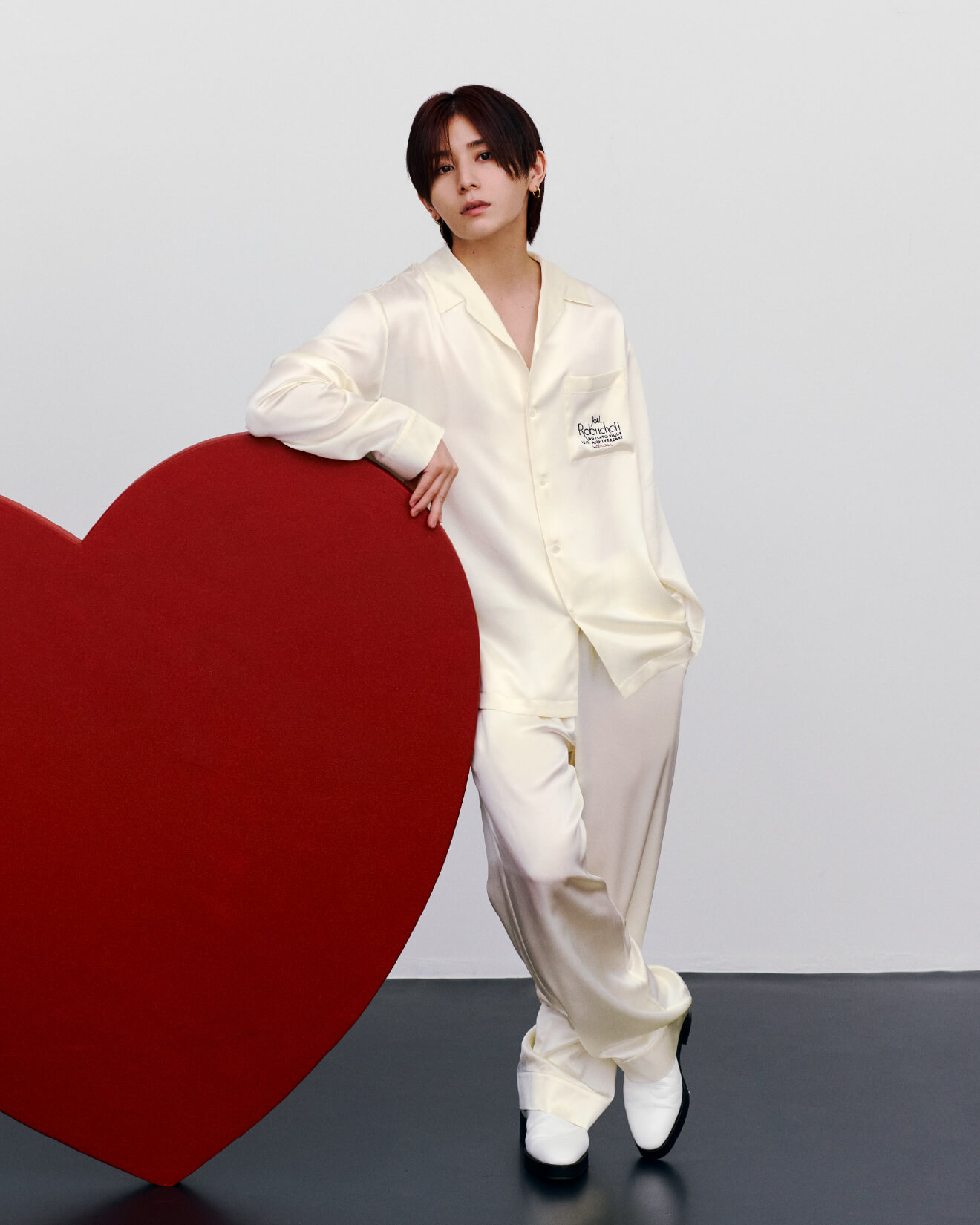 【JOEL ROBUCHON】【HOMME】シルクサテンシャツ＆ロングパンツセット ホワイト 山田涼介 着用イメージ