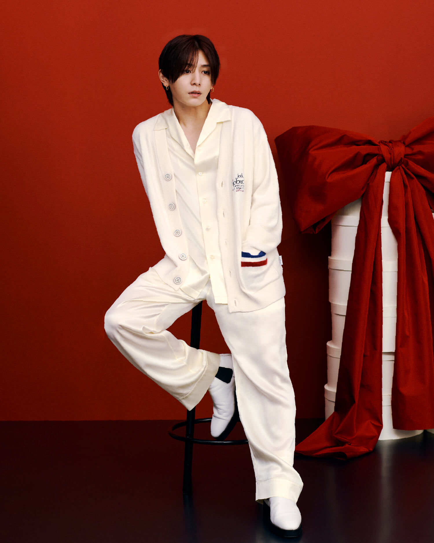 【JOEL ROBUCHON】【UNISEX】スムーズィーシルクカーディガン ホワイト、【JOEL ROBUCHON】【HOMME】シルクサテンシャツ＆ロングパンツセット ホワイト 山田涼介 着用イメージ