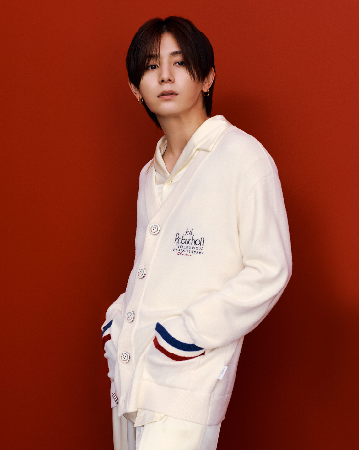 【JOEL ROBUCHON】【UNISEX】スムーズィーシルクカーディガン ホワイト、【JOEL ROBUCHON】【HOMME】シルクサテンシャツ＆ロングパンツセット ホワイト 山田涼介 着用イメージ